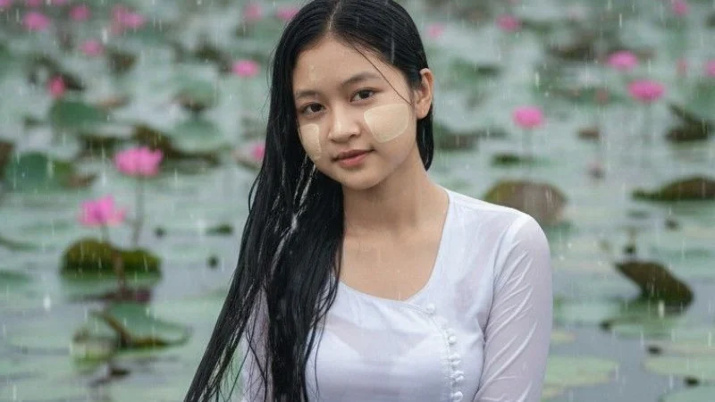 ဆရာမလေးကို မျိုးစေ့ ဝိုင်းထည့်ပေးကြခြင်း